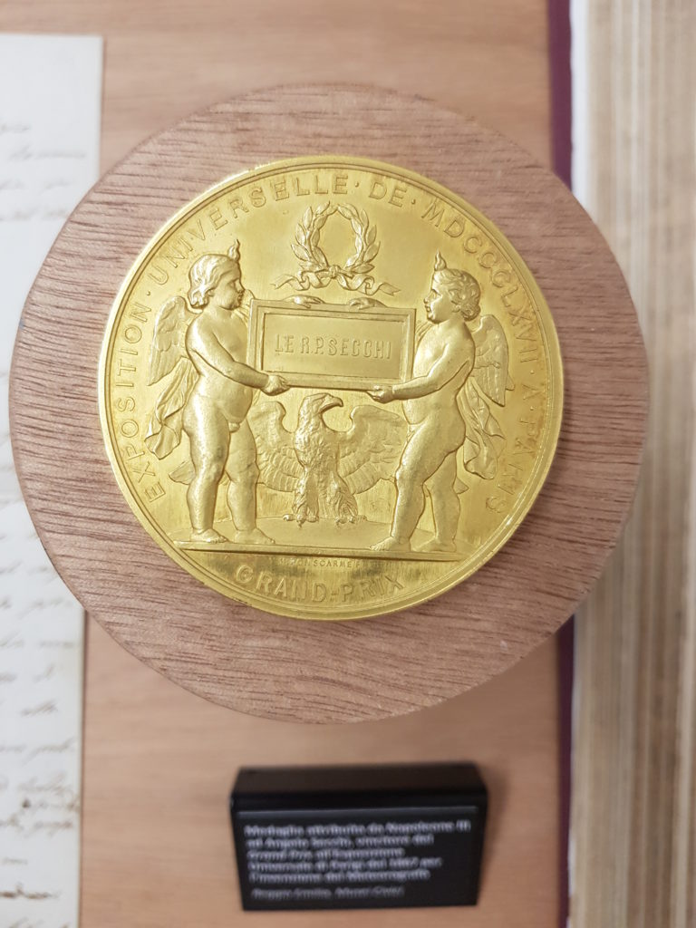 Medaglia d'oro ottenuta da Secchi alla esposizione universale di Parigi del 1867 alla quale aveva esposto il suo meteorografo